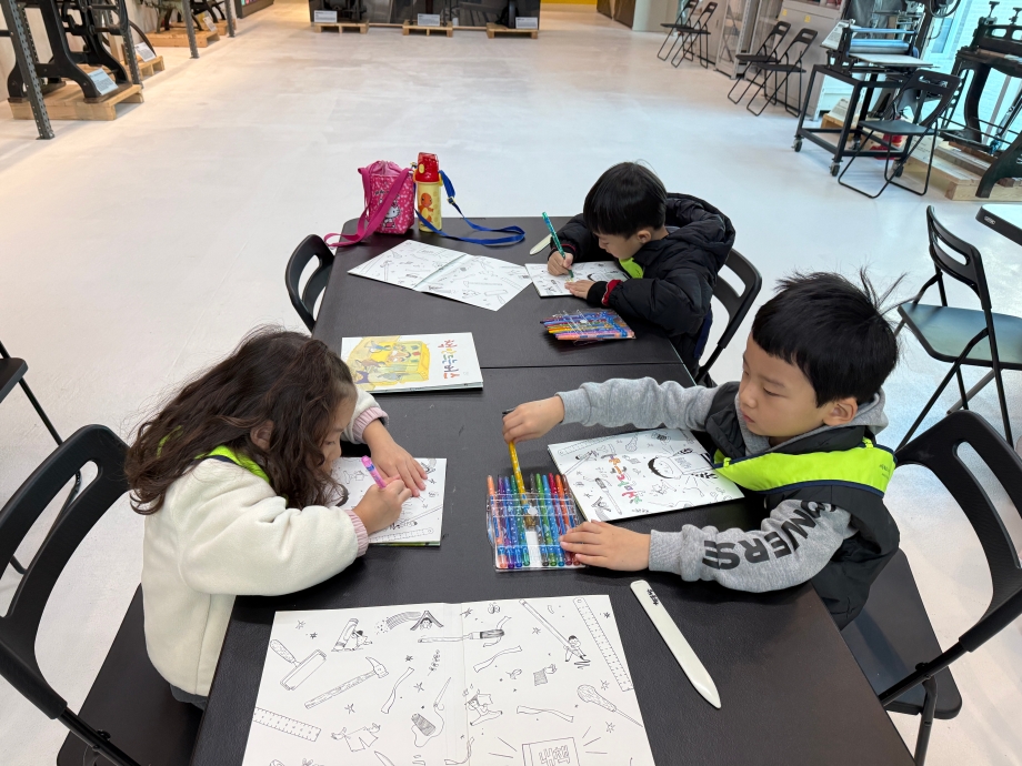 251112 세종푸르니어린이집 동화책만들기 이미지